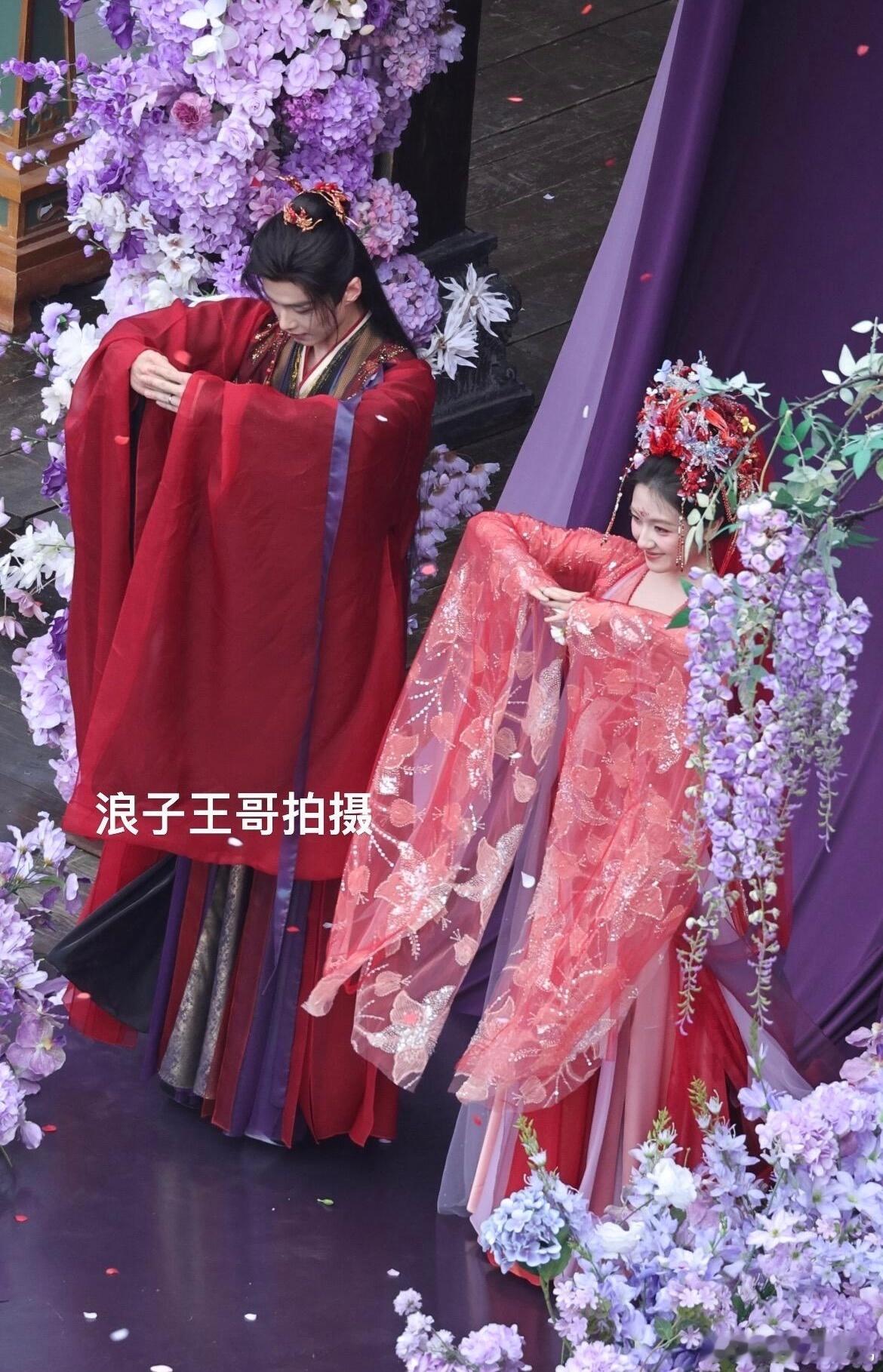 李兰迪何与在古装剧办现代婚礼千夜奇谭 李兰迪在现场举手机拍照，这大婚排面把她都惊