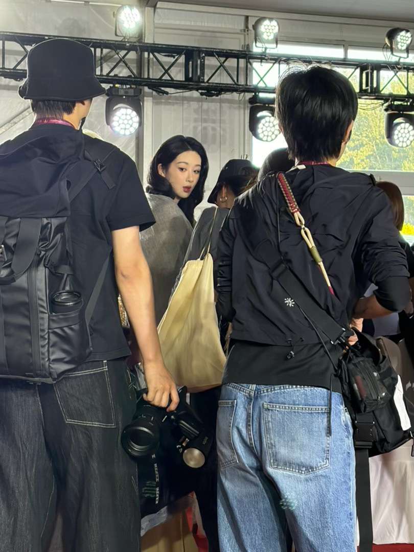 杨紫百花现场好复古的波浪卷发，美死了！！！