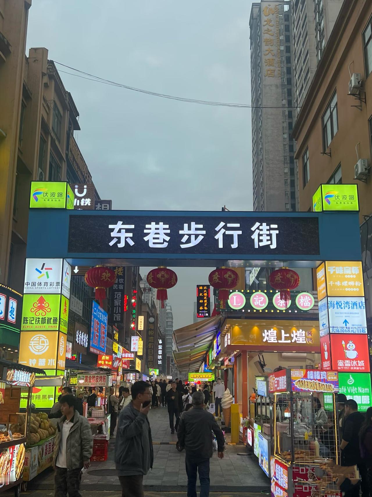 大理交易员在防城港，吃现开的小生蚝。