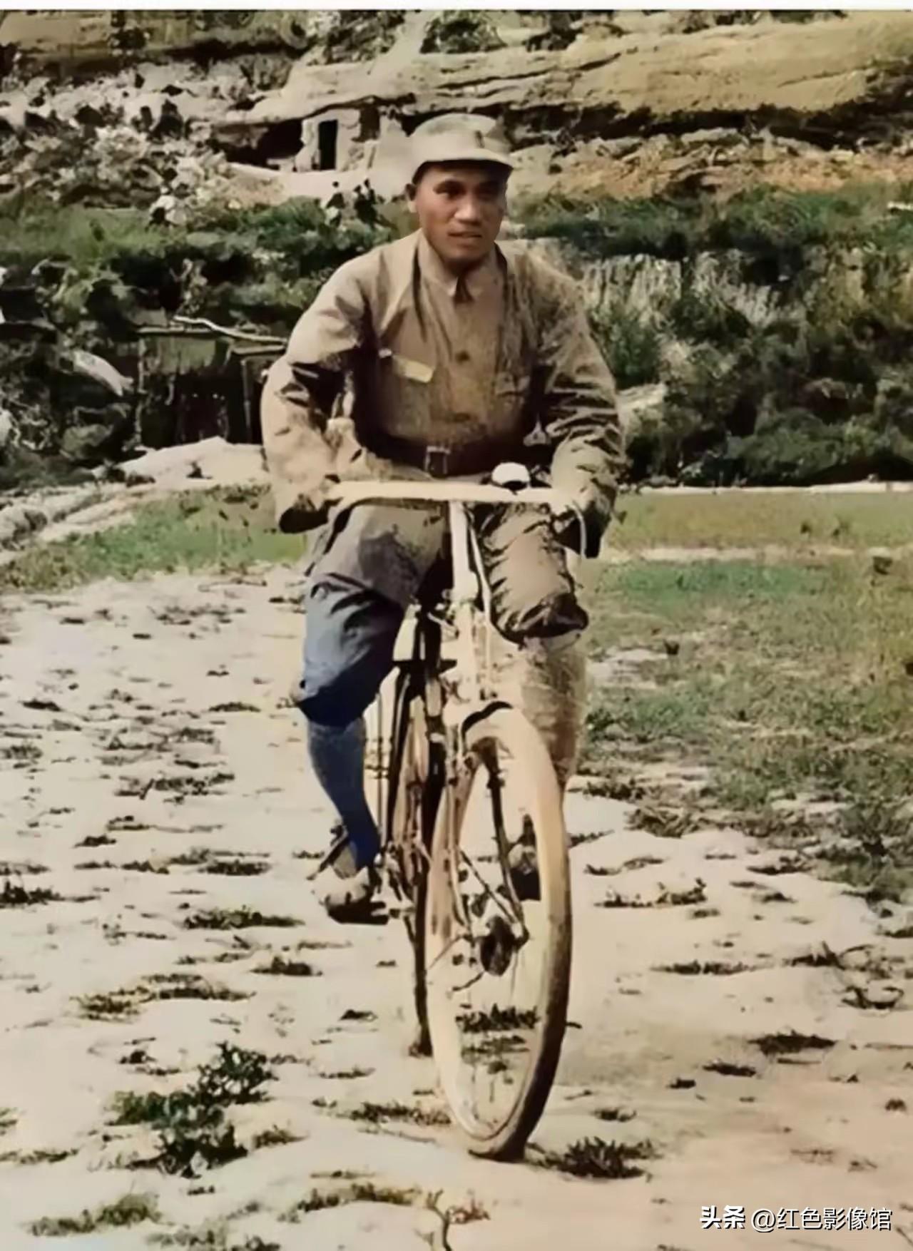 这张1938年延安时期的黑白照片，记录了朱德总司令骑行自行车的画面。他身着朴素八