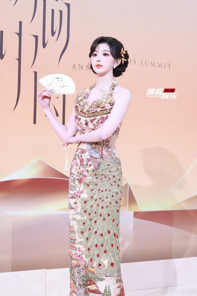 孔雪儿裸背孔雪儿无论是什么样的风格都能驾驭得这么完美，这次的露背设计也太性感了吧