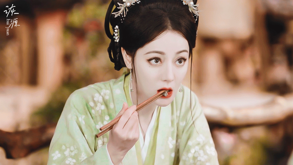 迪丽热巴 《白日提灯》贺思慕 / 动图▷EP21-01 双丸子头+绿衣-闻香菜 