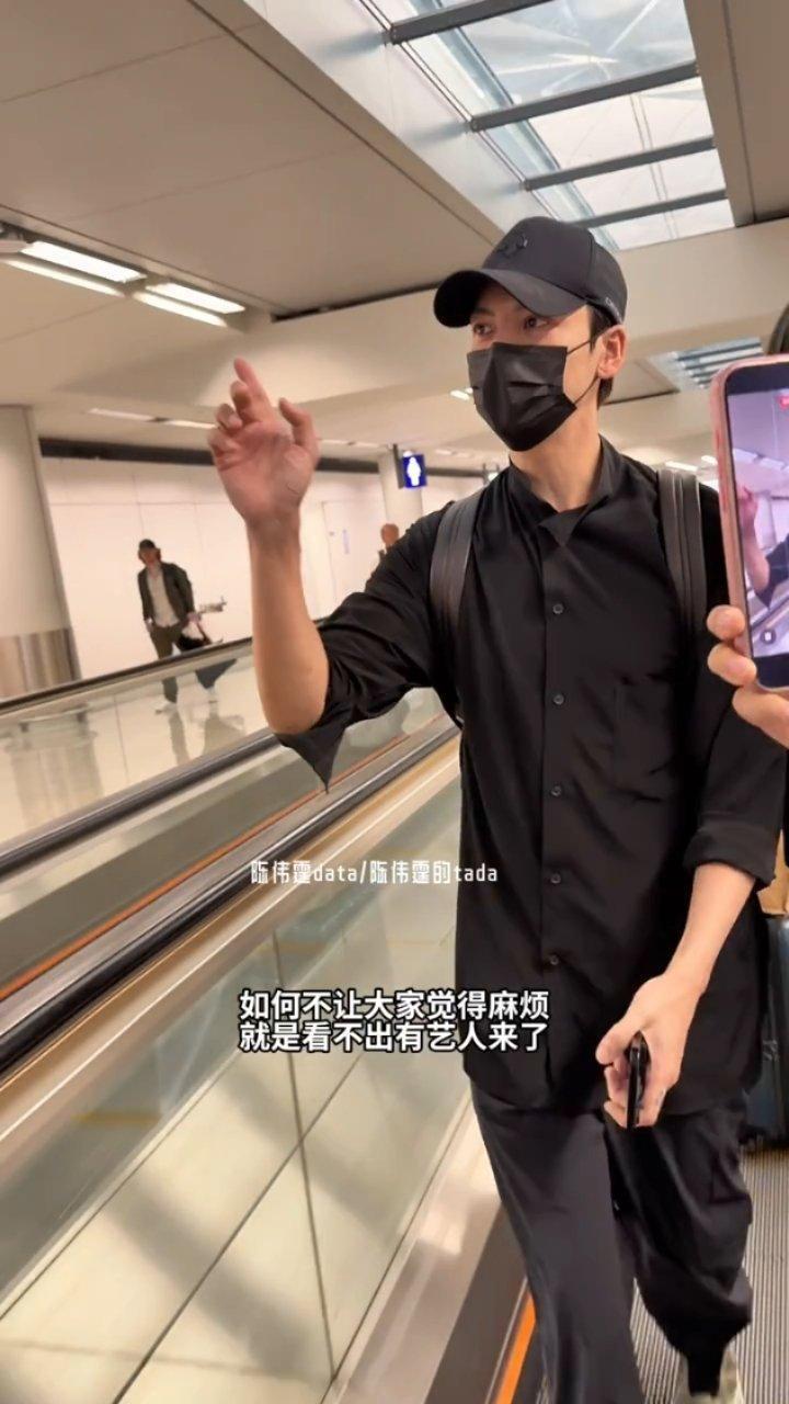 被这个陈伟霆笑死🤣🤣🤣不让大家觉得有艺人来了的妙招居然是自己拿起手机假装自