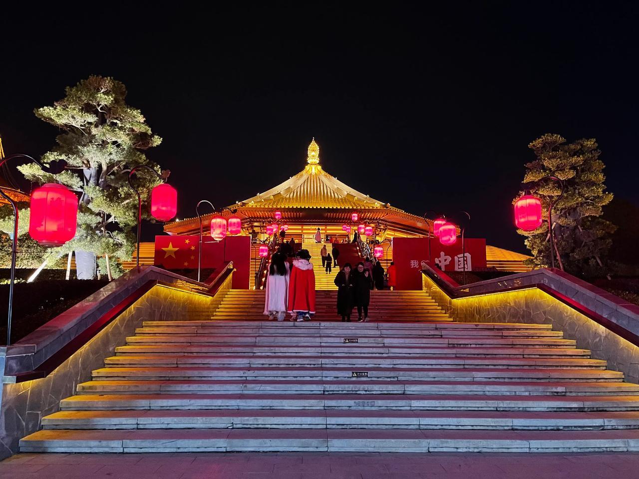 十三朝古都洛阳，古建被毁严重。图为在原址上复建的隋唐遗址城：应天门、天堂、明堂、