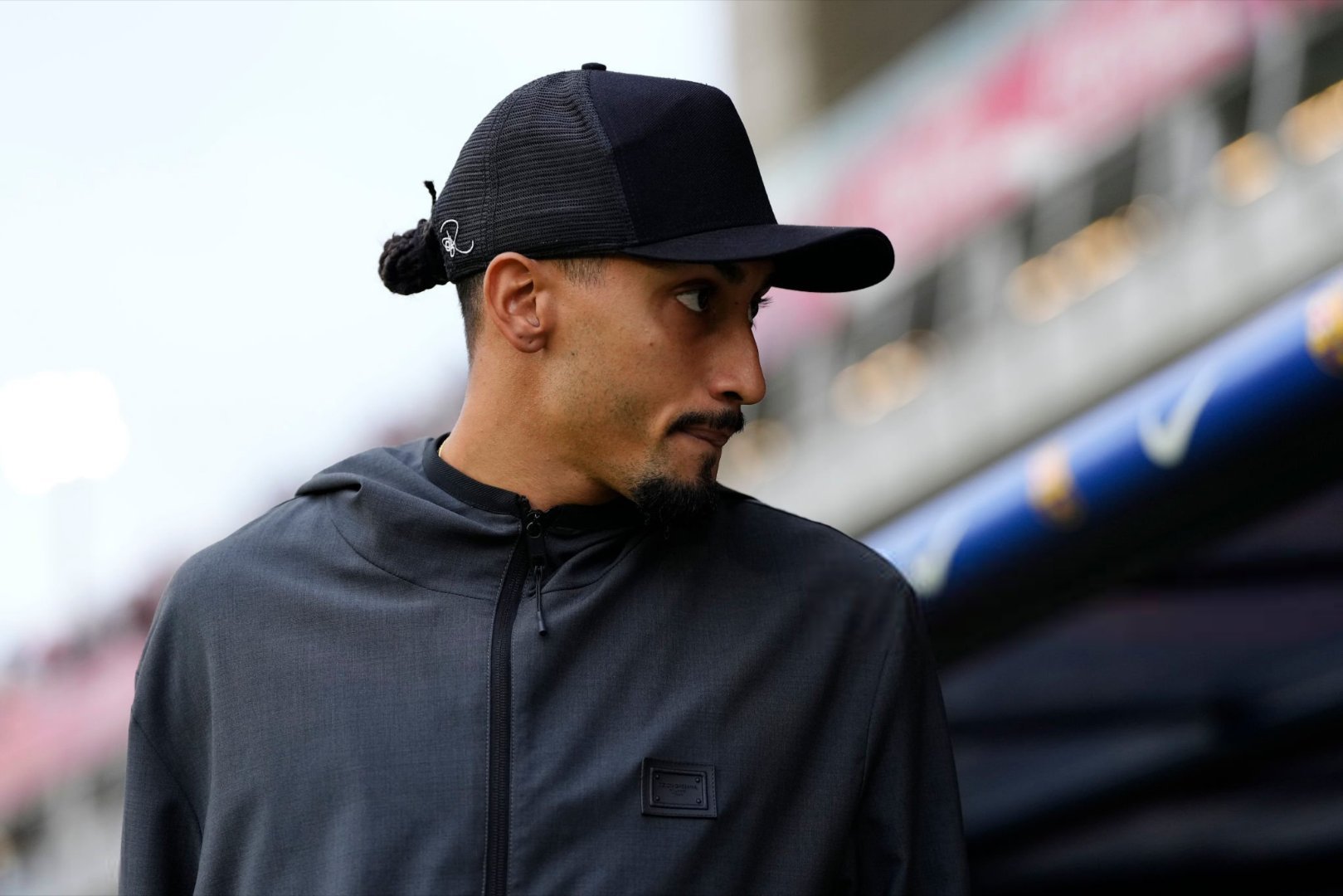 每体记者：在球队遭遇的所有伤病中，拉菲尼亚的伤病是最难处理的。 什琴斯尼作为替补