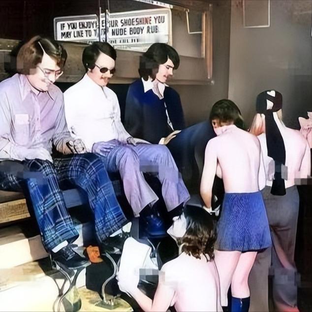 1975年，多伦多的一家店铺内，客人们坐在椅子上，赤裸着上半身的女子们正在给他们