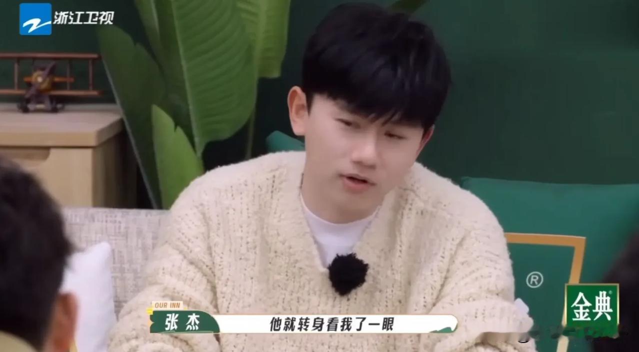 张杰说：“我初一的时候长得挺高的，成都人一般没长得那么高，有一次我上楼梯，两个初