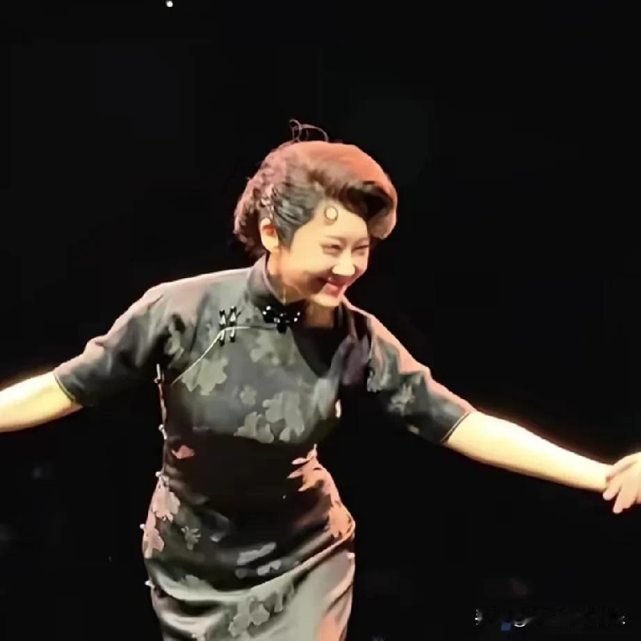 许晴到底经历了什么，像戴着一副假面具，面部浮肿眼睛也快睁不开了，美人迟暮。

许