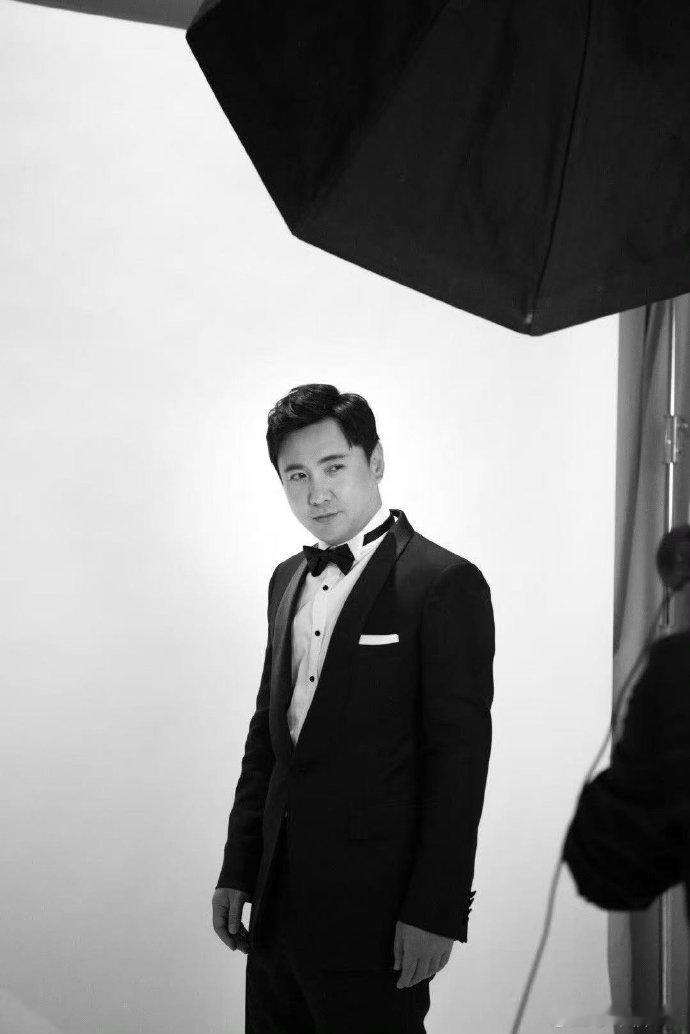 沈腾的颜值被低估了 谁还没被沈腾年轻时候的照片惊艳到啊！当年的军艺校草可不是吹的