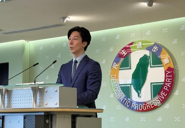 贼喊捉贼的把戏，咱们在国际局势里早就见怪不怪了。但像岛内这拨人，能把“掏空家底交