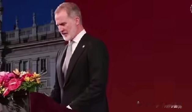 西班牙国王费利佩六世对华国事访问期间，在北京的欢迎国宴上贡献了超圈粉的一幕！这位