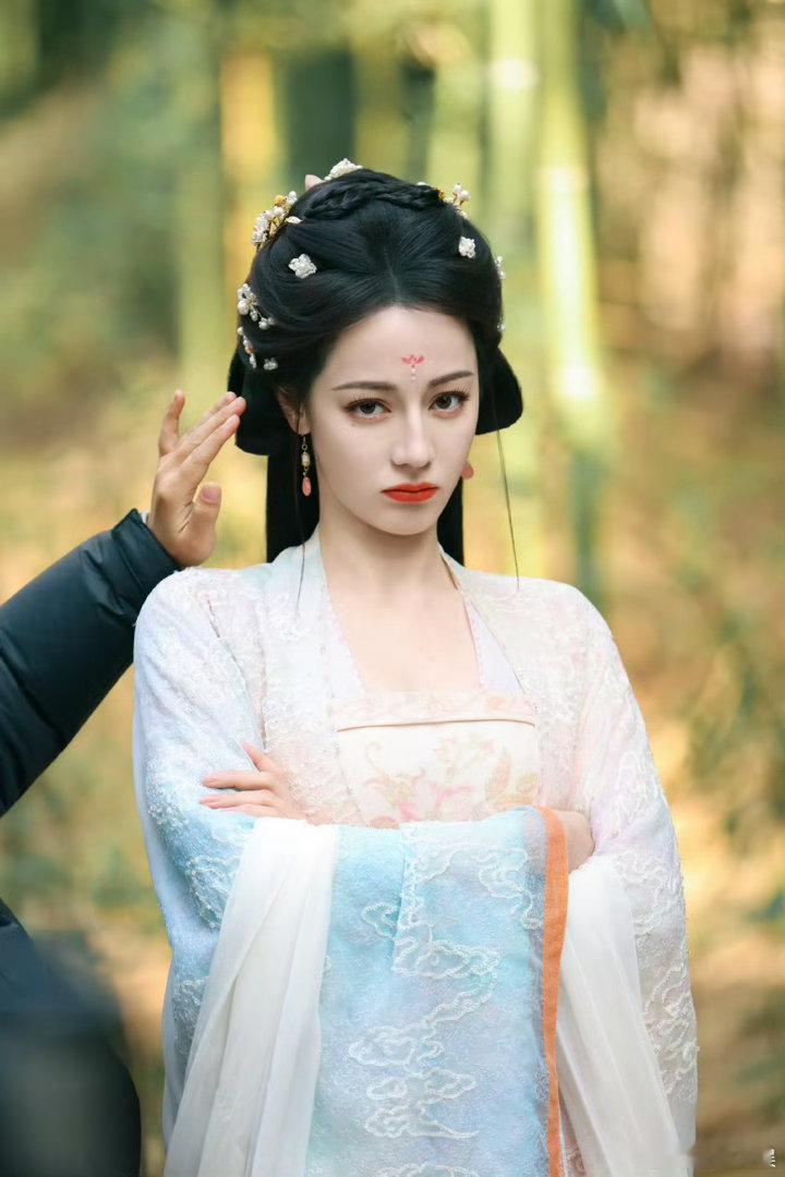 热巴萌萌的灵主大人迪丽热巴就这么盯着你看迪丽热巴就这么盯着你看，哇塞， 