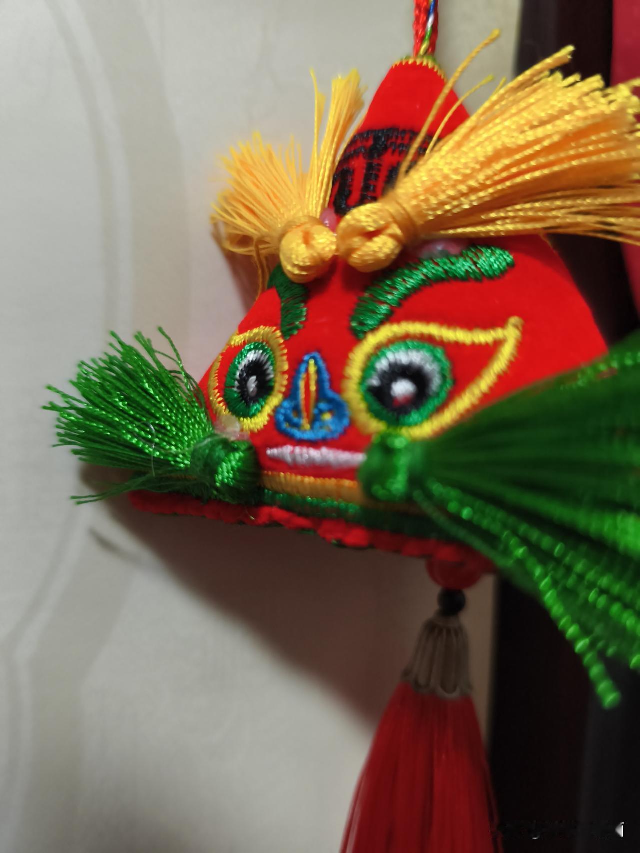 哈哈，这会吃过晚饭才想起来买回来的端午挂件还没挂。这赶紧拿出来挂门上[呲牙]
不