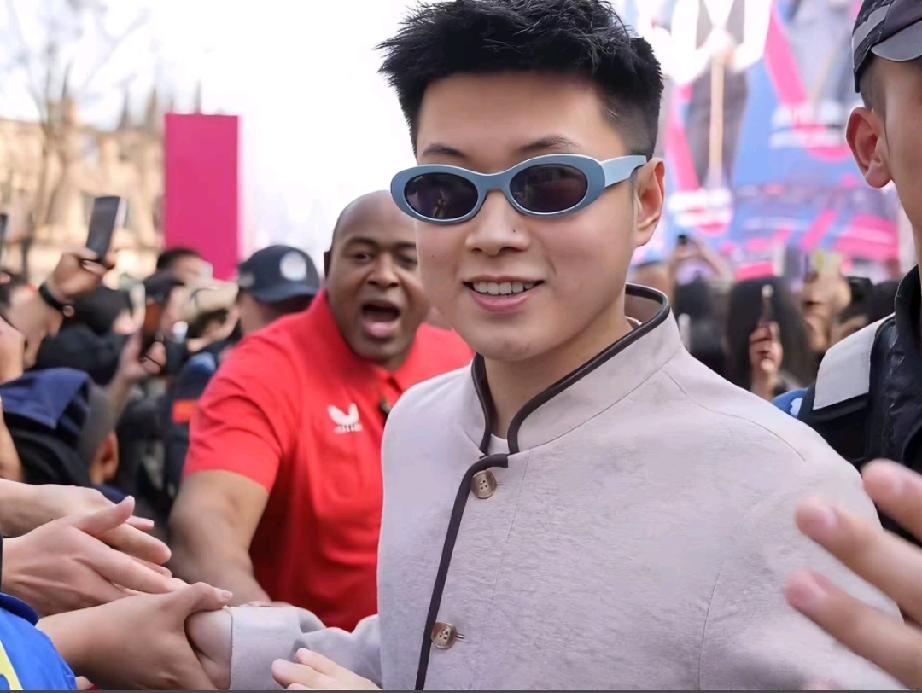 今晨，几乎所有人，都在关注郑钦文及中国女篮，在她们捷报频传的时侯，同一时间，从英
