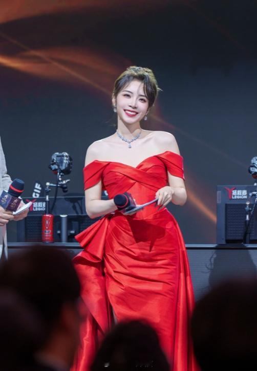 路人现场直拍主持余霜：美得像个女明星 和泽元甜蜜搂身甚是甜蜜~~ 