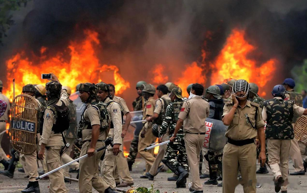 巴阿边境又起冲突，这局势真是让人揪心。10月12日，巴基斯坦军方称，在11日夜间