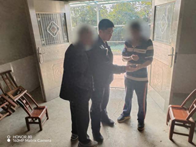 男子把存20万元银行卡藏鞋里寄出，八旬老父劝阻无效，情急之下步行近10公里报案；男子否认受骗，民警当