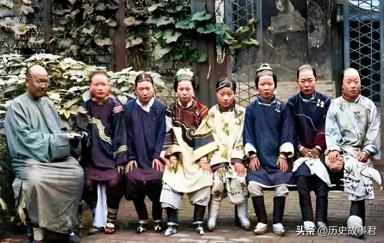 不能错过珍贵照片    清朝时期，一位地主与七个老婆的合影，照片中，七名女子都裹