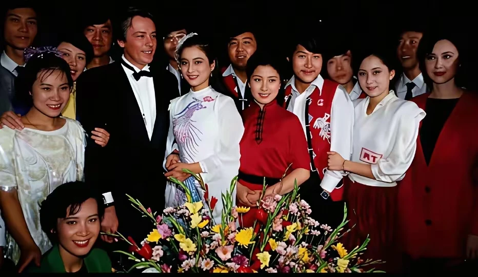 80年代，法国巨星阿兰德龙访华期间被美女明星们环绕时的一幕。老照片