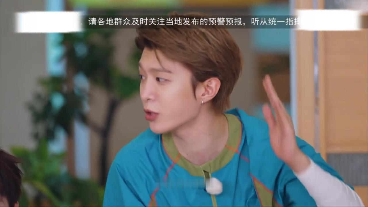 范丞丞孟子义章若楠在演小品吗李昀锐扑范丞丞怀里了 哈哈哈哈哈哈哈实际上若楠和孟孟