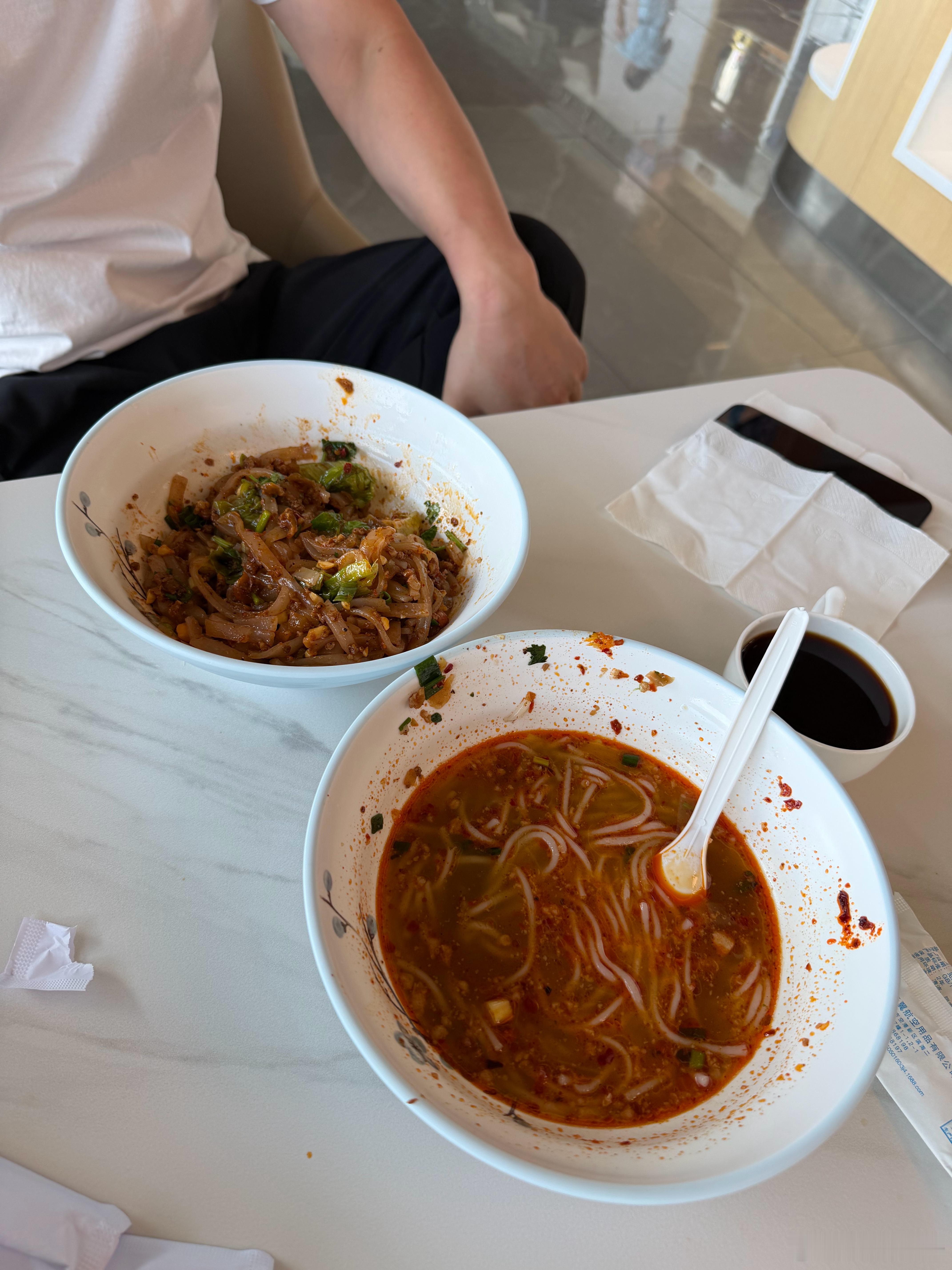 肚子饿坏了，在贵宾室吃米线，已经是第二碗了，强哥吃了汤粉还要干拌的[允悲] ​​