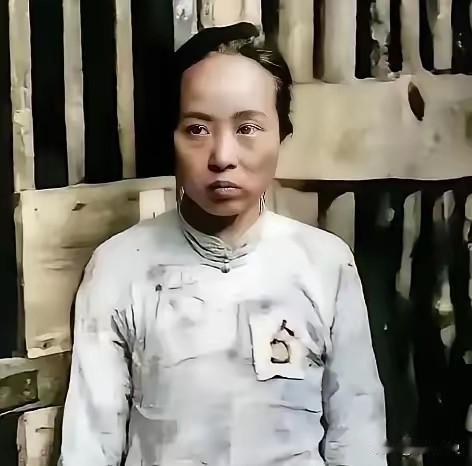 1937年11月24日，她是趴着被处决的，留下了这张遗照。魏文全，年芳25岁，时