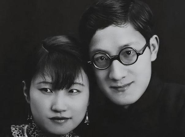 1932年，在徐志摩的葬礼上，陆小曼坚持要将徐志摩的寿衣换成西装。有人小声告诉她