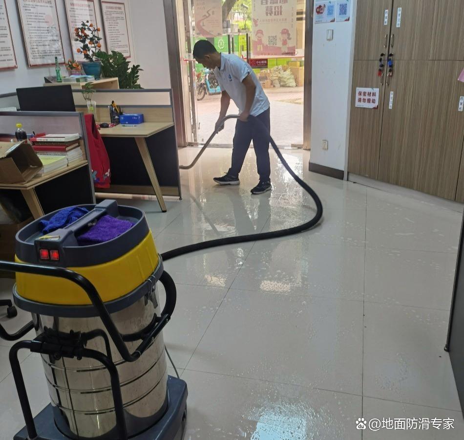 雨季过后，深圳学校的走廊，最先被检查的不是教学，而是脚下。
光明区的学校把地面防