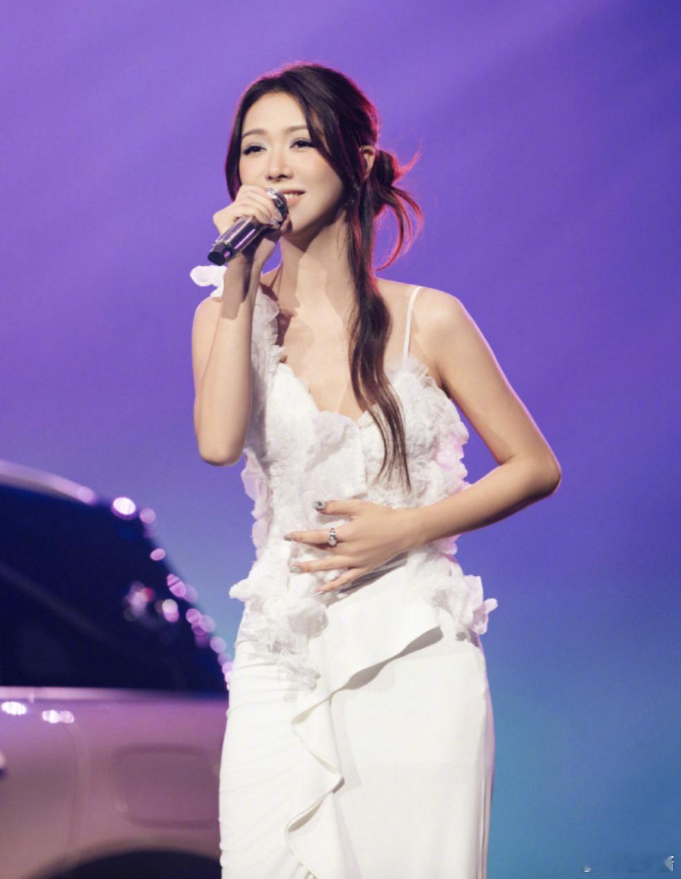 #朋友连细糠歌单你都慢我一步# 这么优质的歌单要让朋友也品味。薛凯琪唱《苏州河》