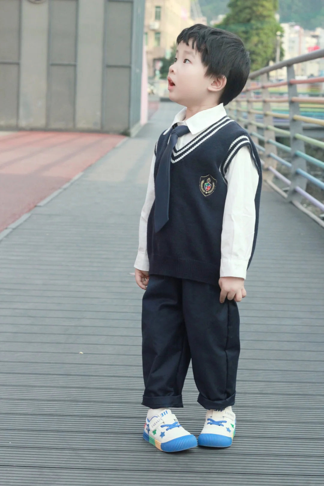 今日幼儿园鞋分享｜早春必备男宝学院风穿搭