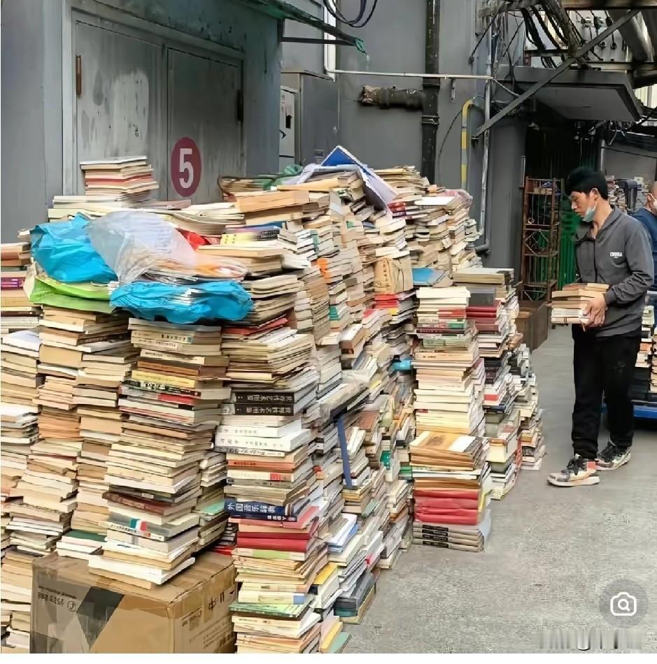 一大学教授去逝，收藏了上千册图书无人要，最后收废品的来了，网友说：子女可以联系学