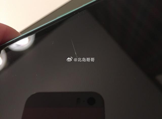 之前用手机总是小心翼翼，放包里怕被拉链、钥匙、鲨鱼夹、打火机这些东西刮蹭到；手里