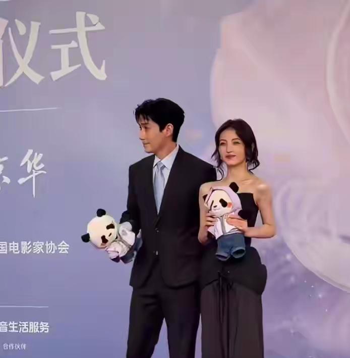 百花奖红毯名场面，朱一龙张子枫合体亮相！
两人带着《志愿军：存亡之战》，双双提名