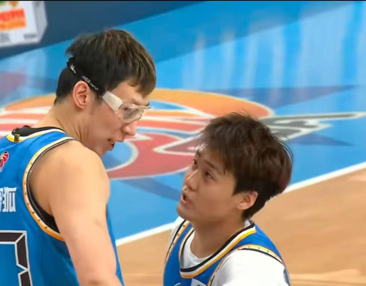 近期广东男篮战绩起伏过大，杜锋的执教能力也陷入巨大争议中，广东大部分球迷集体反水