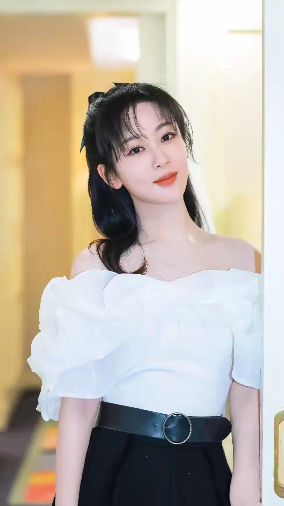 杨紫身穿白色荷叶边上衣+黑色半身裙，真时尚显气质啊 