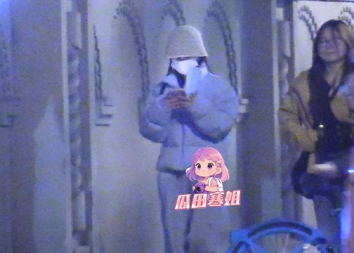 鞠婧祎和助理饭后散步回家 鞠婧祎和助理饭后散步回家，真的好乖的样子哈哈哈 鞠婧祎