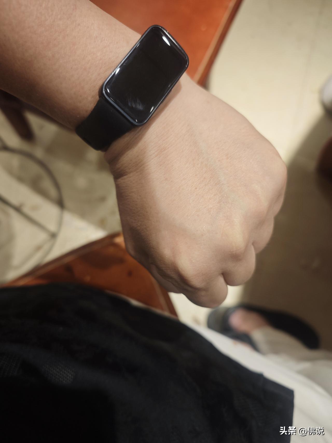 大家猜猜看

拥有这只手的人，多大年级？带戒指的手 戴手戒指 摸到我的手了 摸到