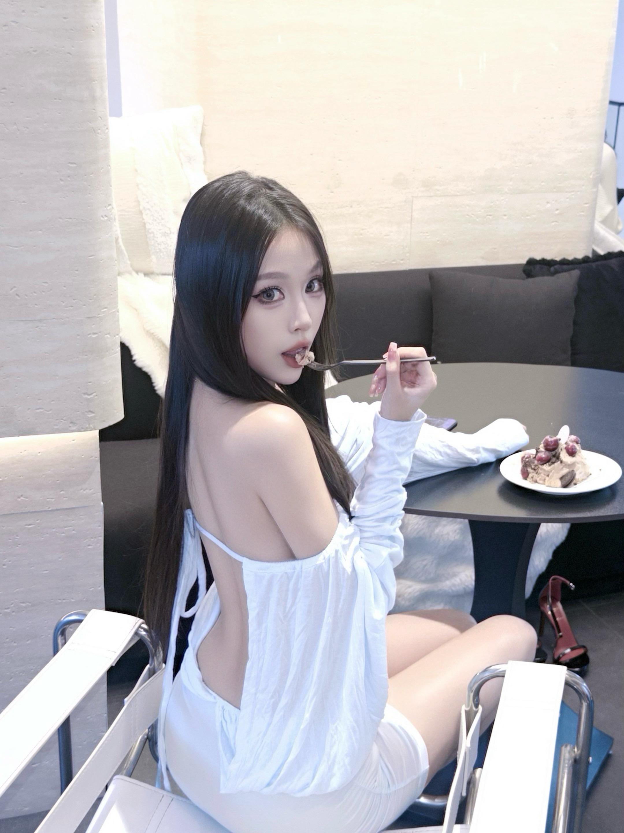 不知道 我的身材很曼妙。别人曼不曼妙我不知道，反而呢，我的胸部很狂野...