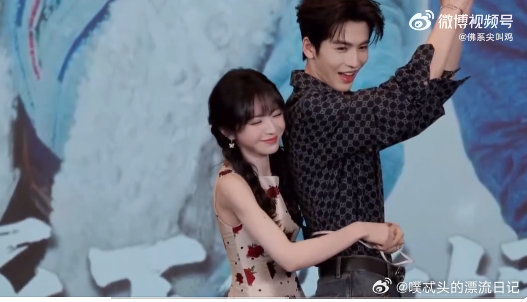 张凌赫田曦薇复刻量腰围张凌赫田曦薇量腰围逐玉追剧团温柔与灵动碰撞出甜蜜火花，量腰