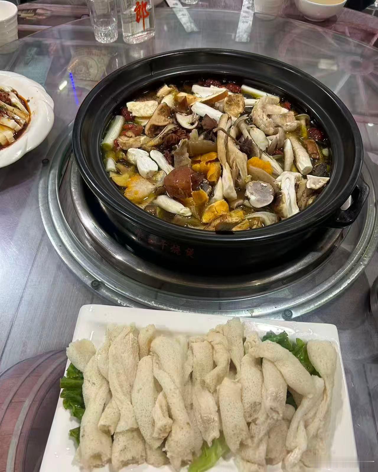 四川小县城  凉山盐源县越是小地方，好吃的东西越多，毕竟大多数年轻人都离乡了，能