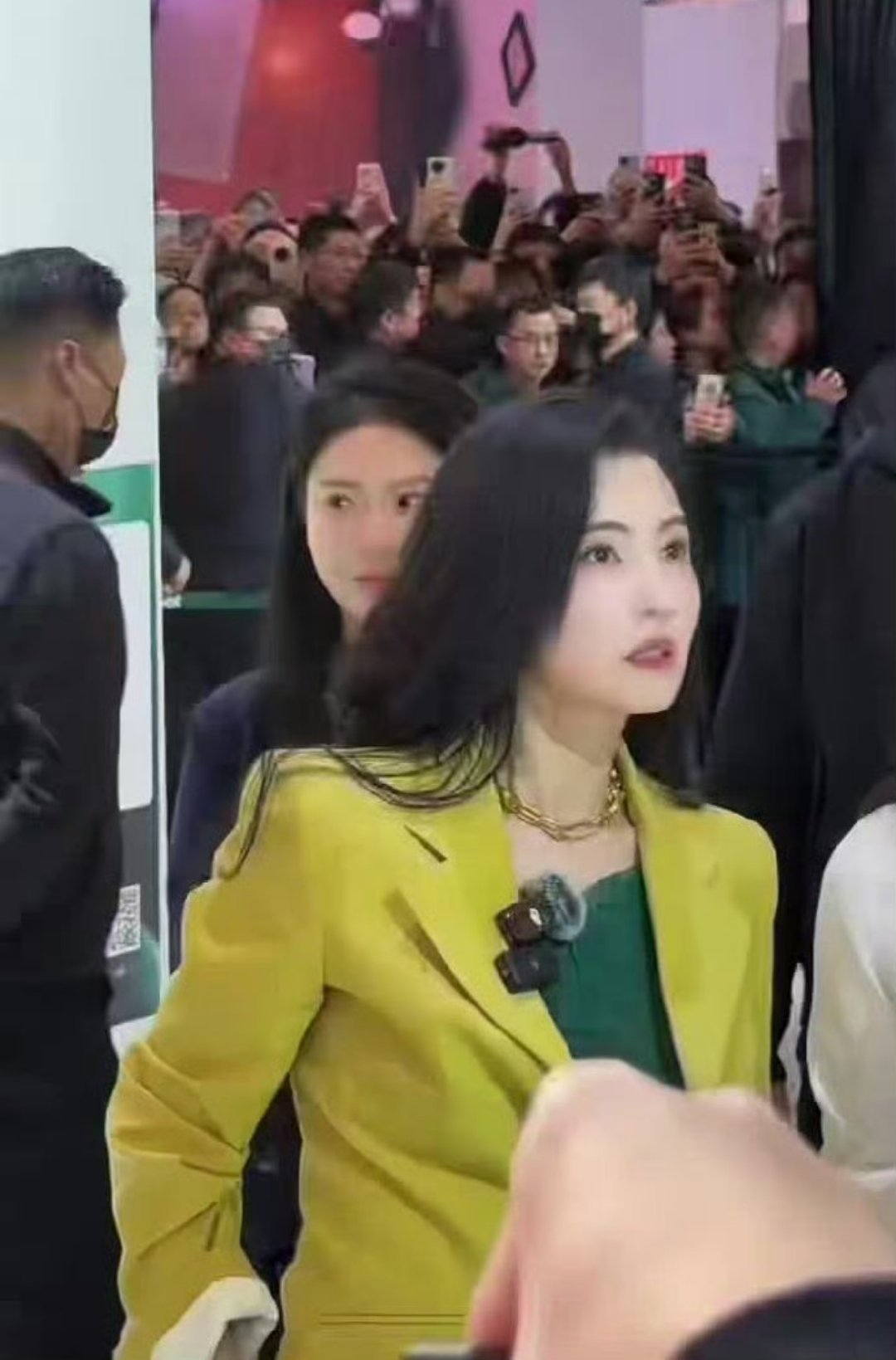 张柏芝戴了大金链子张柏芝以清透妆容搭配醒目大金链亮相，“柔中带刚”的视觉反差引发