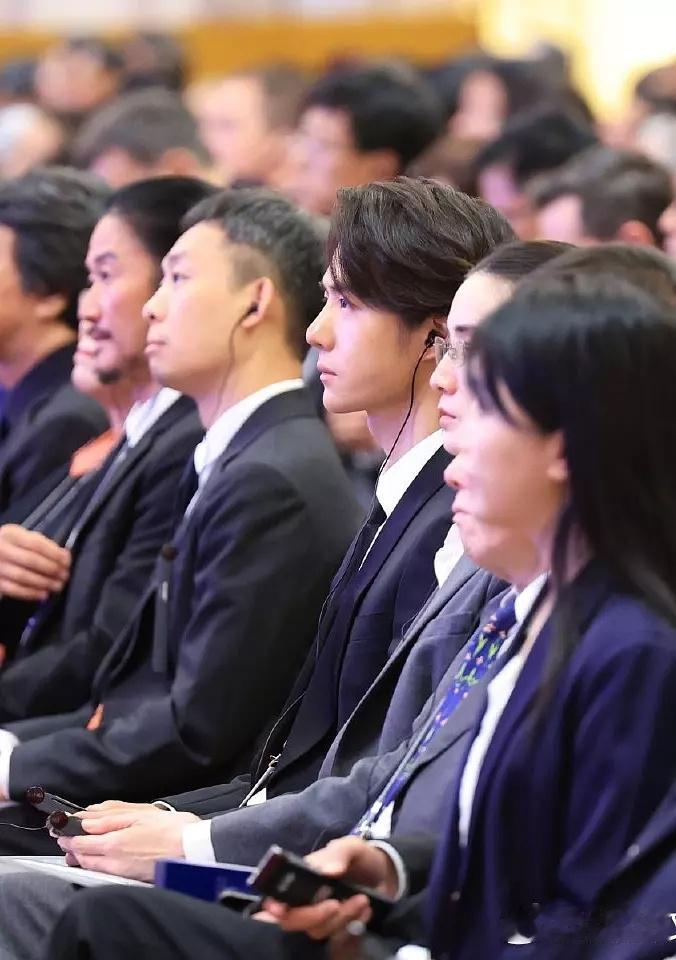 吴京、张译、王一博、宋佳四位影视界嘉宾代表同框 ​​​