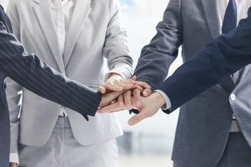 昨天和某品牌的业务负责人交流，工厂终止了与某区域大客户的合作，主要原因是开盘回款