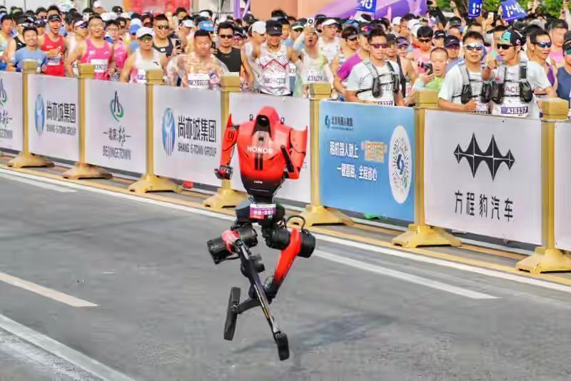 机器人人跑参与跑马拉松。这可是前段时间发生在北京的一马拉松现场。最后的结果是还给