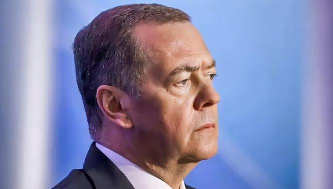 美以袭击伊朗后，梅德韦杰夫发文讽刺特朗普，对比249年与2500年的历史较量。