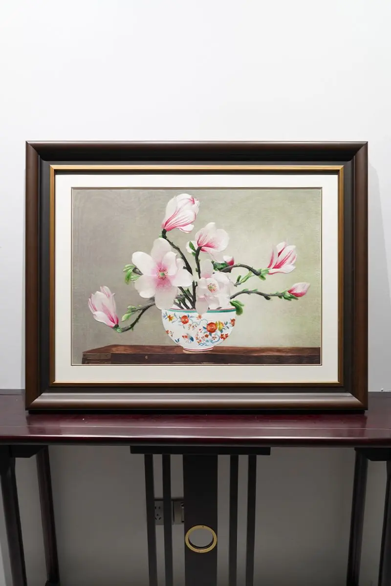 瓶藏四季平安意，兰绽满堂富贵春 柔丝织瓶中玉兰，走线分瓣姿轻柔、瓷釉温...