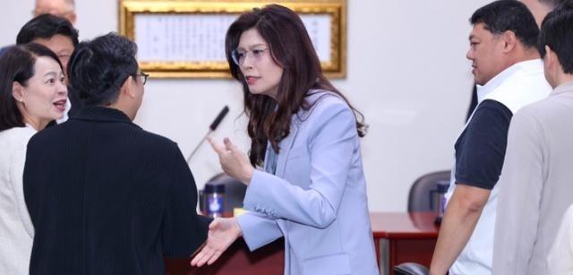 别看就8个人登机，这一架飞机抵得上十个航母战斗群！你真以为这就是一次普通参访、走