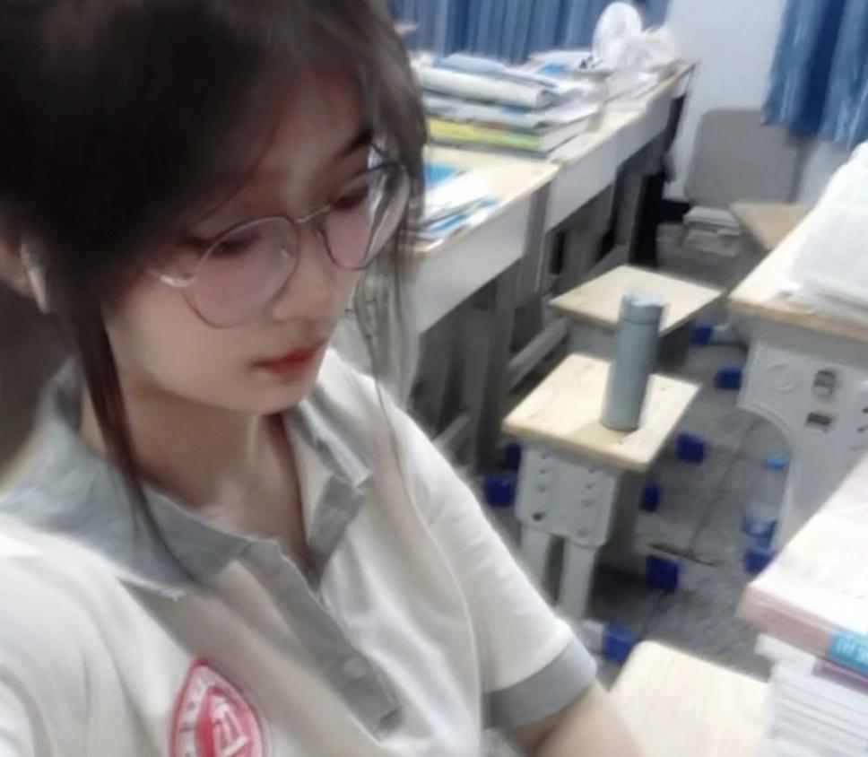 在学校最喜欢干饭了，哐哐就是炫