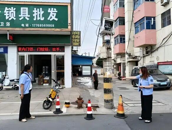 宝应白田社区快速处置邗沟北路带电隐患
近日，白田社区网格员巡查邗沟北路时，发现电