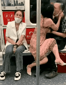 地铁上的热吻，真的不尴尬吗？坐地铁碰到这么一幕，在大庭广众之下，两个中年人手拉手